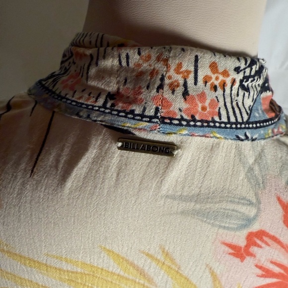 Billabong Floral Cape with Multicolor Design - Picture 4 of 7